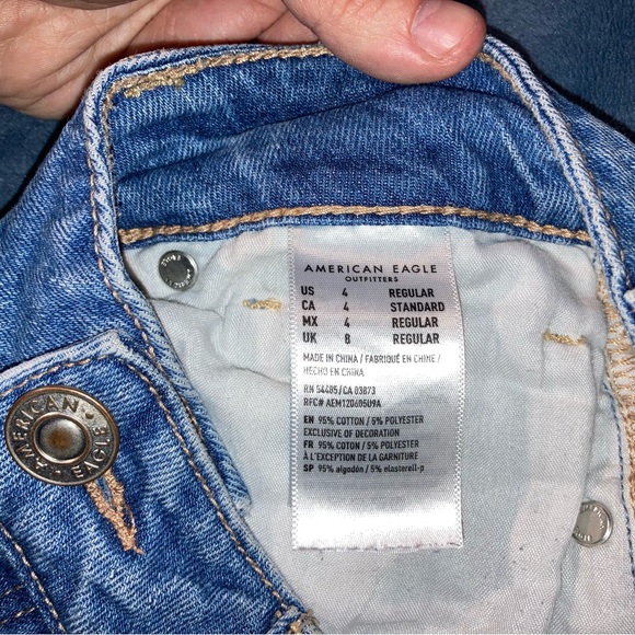 American Eagle Tom Girl Distressed Ripped Jeans Size 4 Regular EUC - Picture 3 of 4